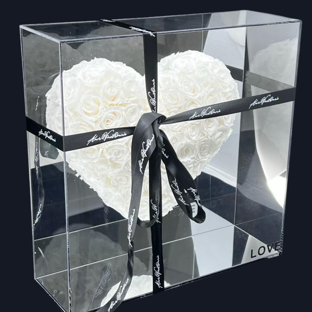 Edle Rosenherz “LOVE” an Spiegelwand befestigt in edler Plexiglasbox